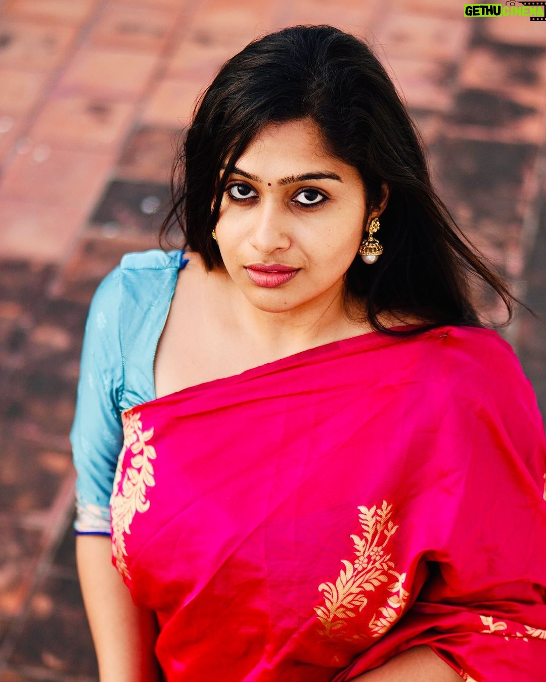 Shobanaa Uthaman Instagram - Manifesting penmai in me 🫣🙈💗 Blouse designed : @svdesignerstudio Photography: @walkthrough_photography . . . . . . . . . . . #chennai#ootd#kollywood#bollywood#pose#instadaily#instagood#instacool#model#modelling#saree#saree#tamilponnu#promoter#promotion#collaboration#vijaytv#vijaytvserial#vijaytelevision#vijaytvshow#muthazhagu Chennai, India