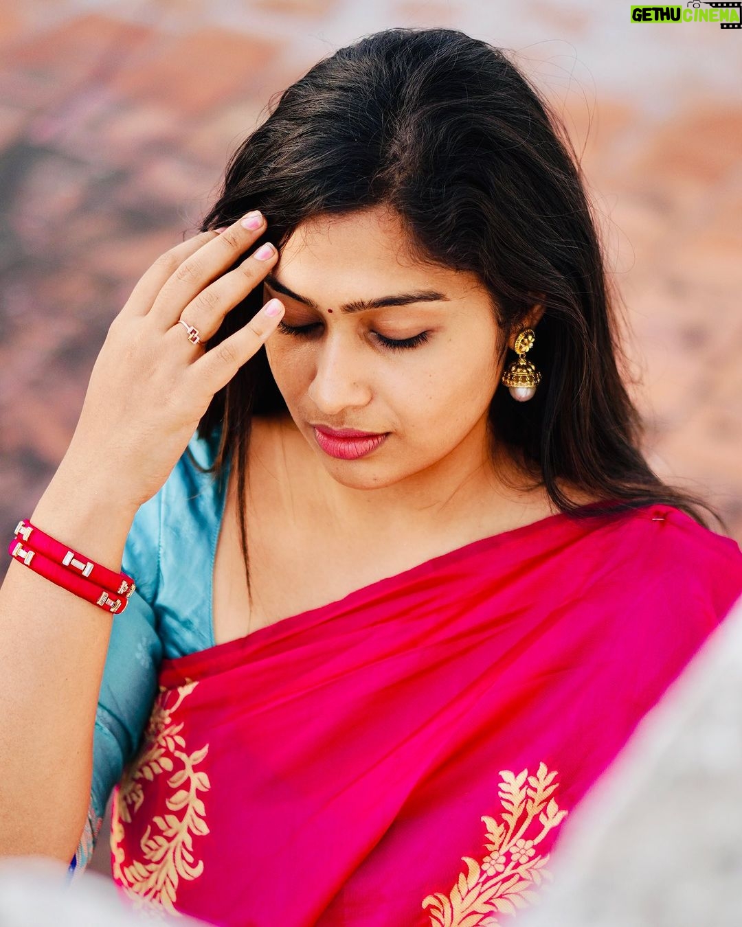 Shobanaa Uthaman Instagram - Manifesting penmai in me 🫣🙈💗 Blouse designed : @svdesignerstudio Photography: @walkthrough_photography . . . . . . . . . . . #chennai#ootd#kollywood#bollywood#pose#instadaily#instagood#instacool#model#modelling#saree#saree#tamilponnu#promoter#promotion#collaboration#vijaytv#vijaytvserial#vijaytelevision#vijaytvshow#muthazhagu Chennai, India