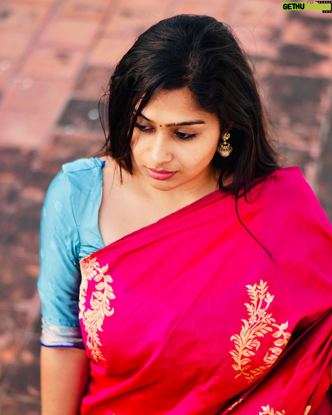 Shobanaa Uthaman Instagram - Manifesting penmai in me 🫣🙈💗 Blouse designed : @svdesignerstudio Photography: @walkthrough_photography . . . . . . . . . . . #chennai#ootd#kollywood#bollywood#pose#instadaily#instagood#instacool#model#modelling#saree#saree#tamilponnu#promoter#promotion#collaboration#vijaytv#vijaytvserial#vijaytelevision#vijaytvshow#muthazhagu Chennai, India