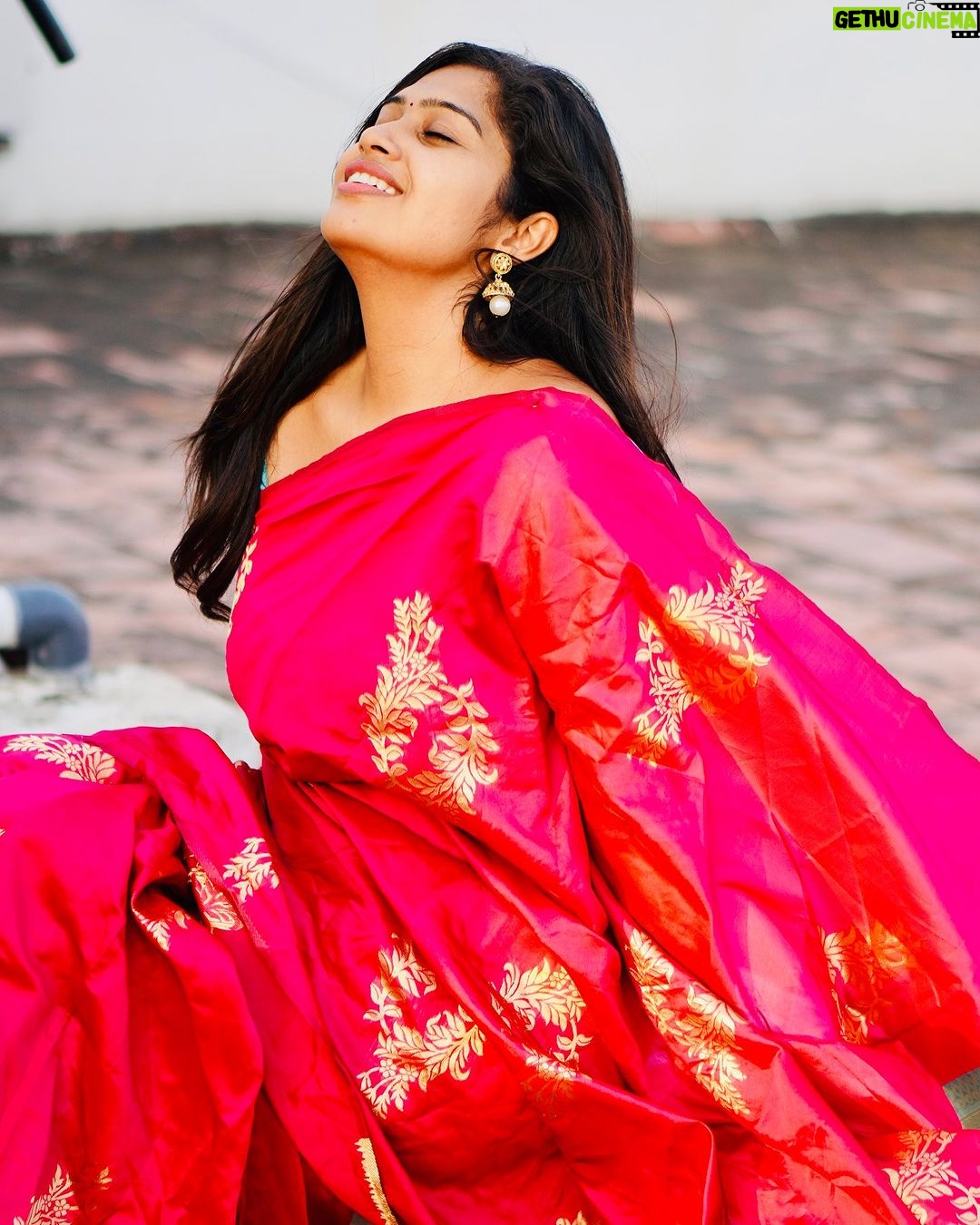 Shobanaa Uthaman Instagram - You invite more miracles into your life by being grateful for everything π€π Saree : @kalpana_collection___________ Photography: @walkthrough_photography . . . . . . . . . . . #chennai#ootd#kollywood#bollywood#pose#instadaily#instagood#instacool#model#modelling#saree#saree#tamilponnu#promoter#promotion#collaboration#vijaytv#vijaytvserial#vijaytelevision#vijaytvshow#muthazhagu Chennai, India