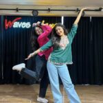 Shraddha Dangar Instagram - & here it is…..💃🏻💃🏻 . Choreographed by @divyas_choreography 🤍 . . . #danceitout #sweatitout #dancereels #bollywoodstyle #freestyle #chorbazari #deepikapadukone #saifalikhan #loveaajkal #2002 #dancereel