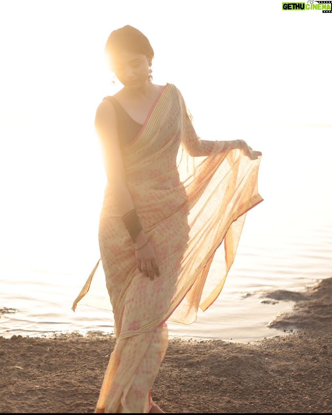 Shraddha Dangar Instagram - Just a laid-back picture with my go-to song right now. Beautifully shot by @rohin_photographer