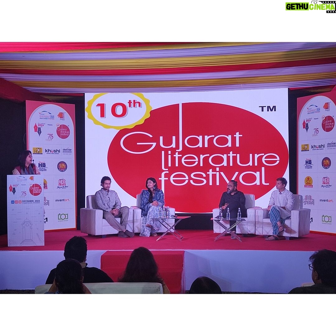 Shraddha Dangar Instagram - અમર બલિદાનથી કસુંબો ફિલ્મની યાત્રા વિજયગીરી બાવા અને ટીમ કસુંબો, શ્રદ્ધા ડાંગર, રોનક કામદાર, રામ મોરી રજુઆત : કિંજલ શાહ કસુંબો ફિલ્મ બનવાની યાત્રા અને ફિલ્મનું ટ્રેલર જોઈને લોકોએ પોતાનો પ્રેમ પણ આપ્યો. #gujaratmediaclub #gujaratliteraturefest #gmc #vijaygiribava #vijaygirifilmos #raammori #shradhadangar