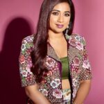 Shreya Ghoshal Instagram - Itni si baat dekho na dastaan ho gayi.. Outfit: @gazalguptacouture Jewellery: @sorayaajewels_ Heels: @monrowshoes Heels pr: @id8mediasolutions Stylist: @stylebysaachivj Styling Team: @sanzimehta777 @styledbynikinagda Photographer: @akshayphotoartist
