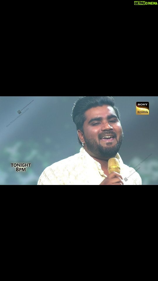 Shreya Ghoshal Instagram - Surender ke Tashan wale performance ne badhaya Jashn ka maza! Dekhiye #IndianIdol Diwali Family Wali, aaj raat 8 baje, sirf #SonyEntertainmentTelevision par. @shreyaghoshal @kumarsanuofficial @vishaldadlani @huseinkk @fremantleindia @surender_s_kumar #SonyTV #IndianIdol14 #IndianIdolBegins #EkAwaazLakhonEhsaas #IndianIdolOnSonyEntertainmentTelevision
