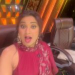 Shreya Ghoshal Instagram - Mid-episode madness with makhanas and mobile-phones! Oh, and a very unique #Guplu-style #HappyDiwali to one and all! 🤘🏽😆 #IndianIdol14