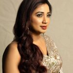 Shreya Ghoshal Instagram - Sona kitna sona hai sone jaisa mera mannn💛 Outfit: @rachitkhannaofficial @pr_vartika Jewellery: @azotiique Stylist: @stylebysaachivj Styling Team: @styledbynikinagda @sanzimehta777 Photographer: @harshphotography11