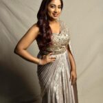 Shreya Ghoshal Instagram - Sona kitna sona hai sone jaisa mera mannn💛 Outfit: @rachitkhannaofficial @pr_vartika Jewellery: @azotiique Stylist: @stylebysaachivj Styling Team: @styledbynikinagda @sanzimehta777 Photographer: @harshphotography11