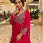 Shreya Ghoshal Instagram - Laal ishq♥️ Outfit: @shakuntlam Jewellery: @azotiique Stylist: @stylebysaachivj Styling Team: @sanzimehta777 @styledbynikinagda Hair stylist: @fernandes.pinky