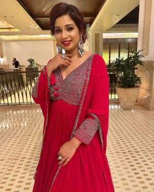 Shreya Ghoshal Instagram - Laal ishq♥️

Outfit: @shakuntlam
Jewellery: @azotiique
Stylist: @stylebysaachivj
Styling Team: @sanzimehta777 @styledbynikinagda
Hair stylist: @fernandes.pinky