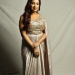 Shreya Ghoshal Instagram - Sona kitna sona hai sone jaisa mera mannn💛 Outfit: @rachitkhannaofficial @pr_vartika Jewellery: @azotiique Stylist: @stylebysaachivj Styling Team: @styledbynikinagda @sanzimehta777 Photographer: @harshphotography11