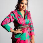 Shreya Ghoshal Instagram - Merry Christmas 🎄🤶🏻 Outfit: @studio.mikukumar Jewels: @creyons_ Stylist: @stylebysaachivj Team: @sanzimehta777 @styledbynikinagda Photographer: @anujjoshiproductions