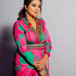 Shreya Ghoshal Instagram - Merry Christmas 🎄🤶🏻 Outfit: @studio.mikukumar Jewels: @creyons_ Stylist: @stylebysaachivj Team: @sanzimehta777 @styledbynikinagda Photographer: @anujjoshiproductions