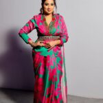 Shreya Ghoshal Instagram - Merry Christmas 🎄🤶🏻 Outfit: @studio.mikukumar Jewels: @creyons_ Stylist: @stylebysaachivj Team: @sanzimehta777 @styledbynikinagda Photographer: @anujjoshiproductions