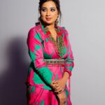 Shreya Ghoshal Instagram - Merry Christmas 🎄🤶🏻 Outfit: @studio.mikukumar Jewels: @creyons_ Stylist: @stylebysaachivj Team: @sanzimehta777 @styledbynikinagda Photographer: @anujjoshiproductions