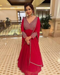 Shreya Ghoshal Instagram - Laal ishq♥️ Outfit: @shakuntlam Jewellery: @azotiique Stylist: @stylebysaachivj Styling Team: @sanzimehta777 @styledbynikinagda Hair stylist: @fernandes.pinky