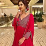 Shreya Ghoshal Instagram - Laal ishq♥️ Outfit: @shakuntlam Jewellery: @azotiique Stylist: @stylebysaachivj Styling Team: @sanzimehta777 @styledbynikinagda Hair stylist: @fernandes.pinky