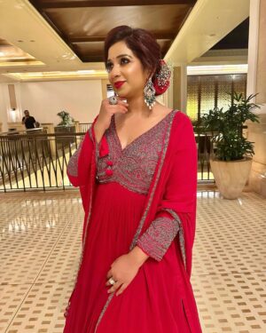 Shreya Ghoshal Instagram - Laal ishq♥️

Outfit: @shakuntlam
Jewellery: @azotiique
Stylist: @stylebysaachivj
Styling Team: @sanzimehta777 @styledbynikinagda
Hair stylist: @fernandes.pinky