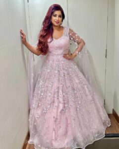 Shreya Ghoshal Instagram - Kaunsi SG theek thak lagi? 1st look Outfit: @labelprernamehra Jewellery: @azotiique 2nd and 3rd look Outfit: @roopkalamumbai Jewellery: @azotiique Stylist: @stylebysaachivj Team: @sanzimehta777 @styledbynikinagda Hair: @maggie_hairstylists1989 Mua: @tessiequiney