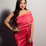 Shreya Ghoshal Instagram - Magenta colour! Just looking like a wow? 🩷 Outfit: @tarabhuyancouture Earring & ring: @azotiique Handcuff & ring: @bloome.in Stylist: @stylebysaachivj Team: @sanzimehta777 @styledbynikinagda Photographer: @anujjoshiproductions