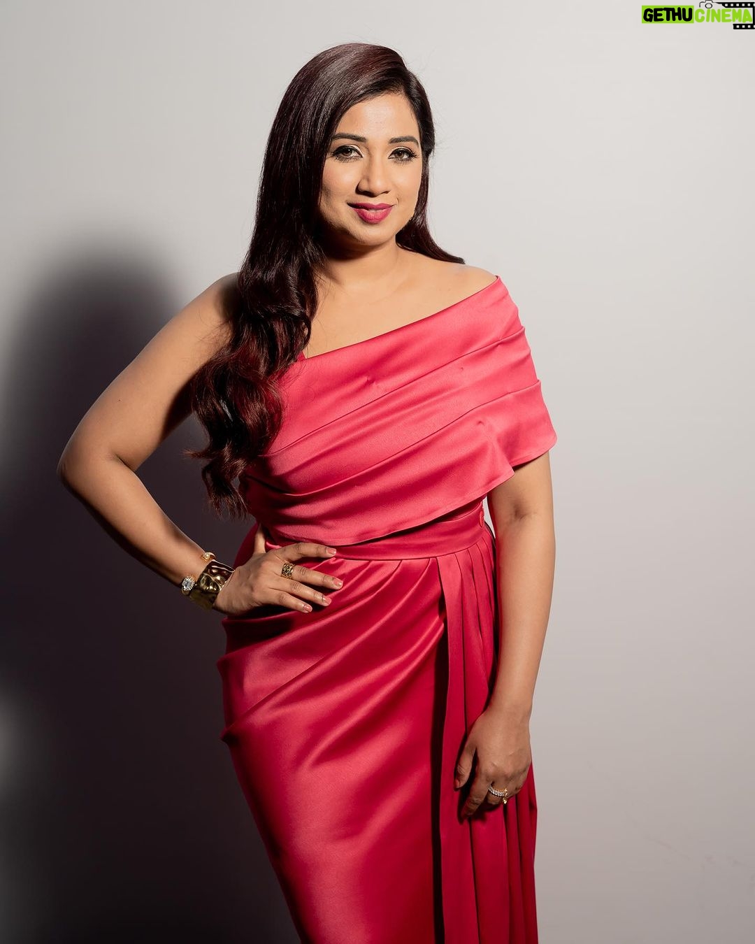 Shreya Ghoshal Instagram - Magenta colour! Just looking like a wow? 🩷 Outfit: @tarabhuyancouture Earring & ring: @azotiique Handcuff & ring: @bloome.in Stylist: @stylebysaachivj Team: @sanzimehta777 @styledbynikinagda Photographer: @anujjoshiproductions