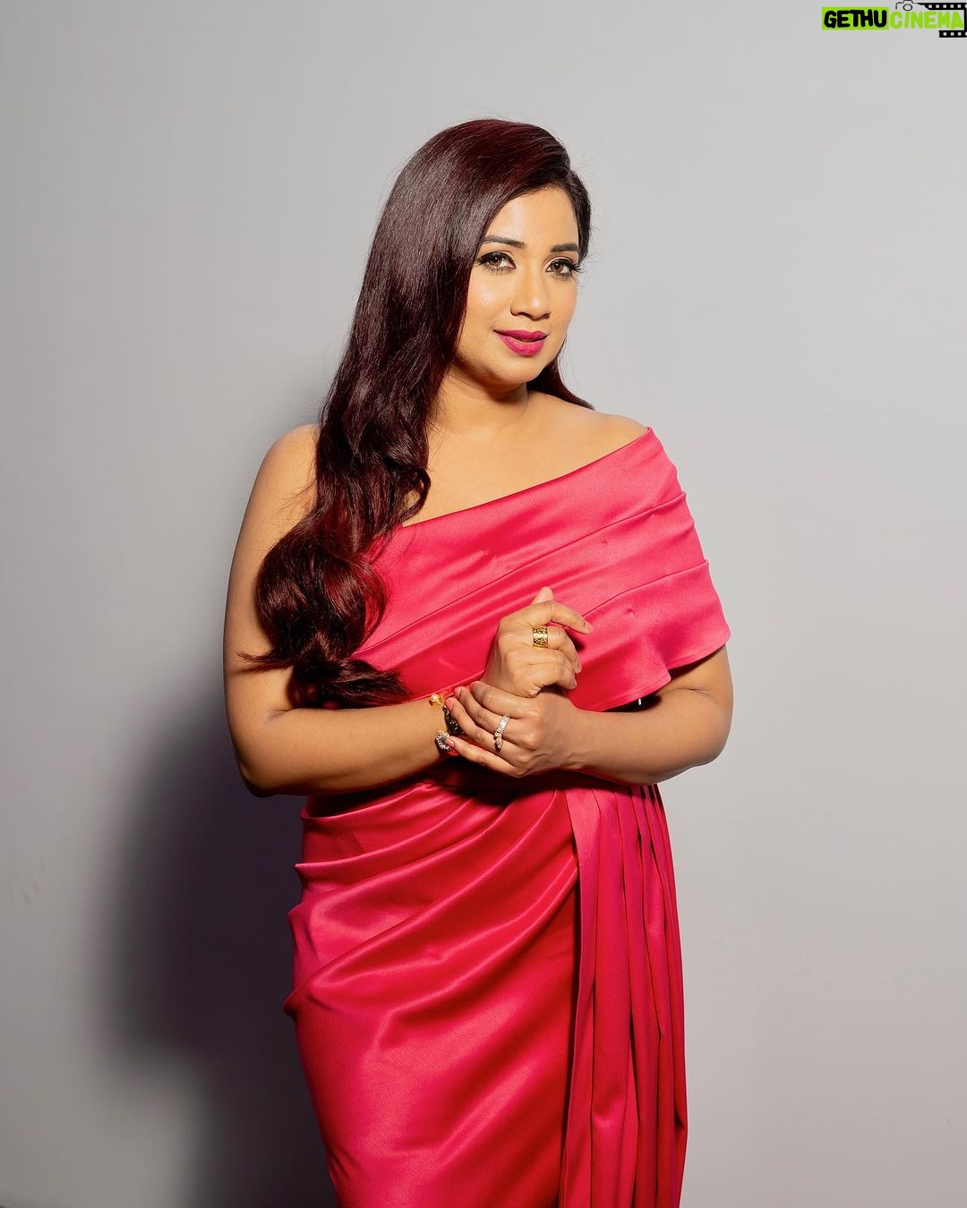 Shreya Ghoshal Instagram - Magenta colour! Just looking like a wow? 🩷 Outfit: @tarabhuyancouture Earring & ring: @azotiique Handcuff & ring: @bloome.in Stylist: @stylebysaachivj Team: @sanzimehta777 @styledbynikinagda Photographer: @anujjoshiproductions