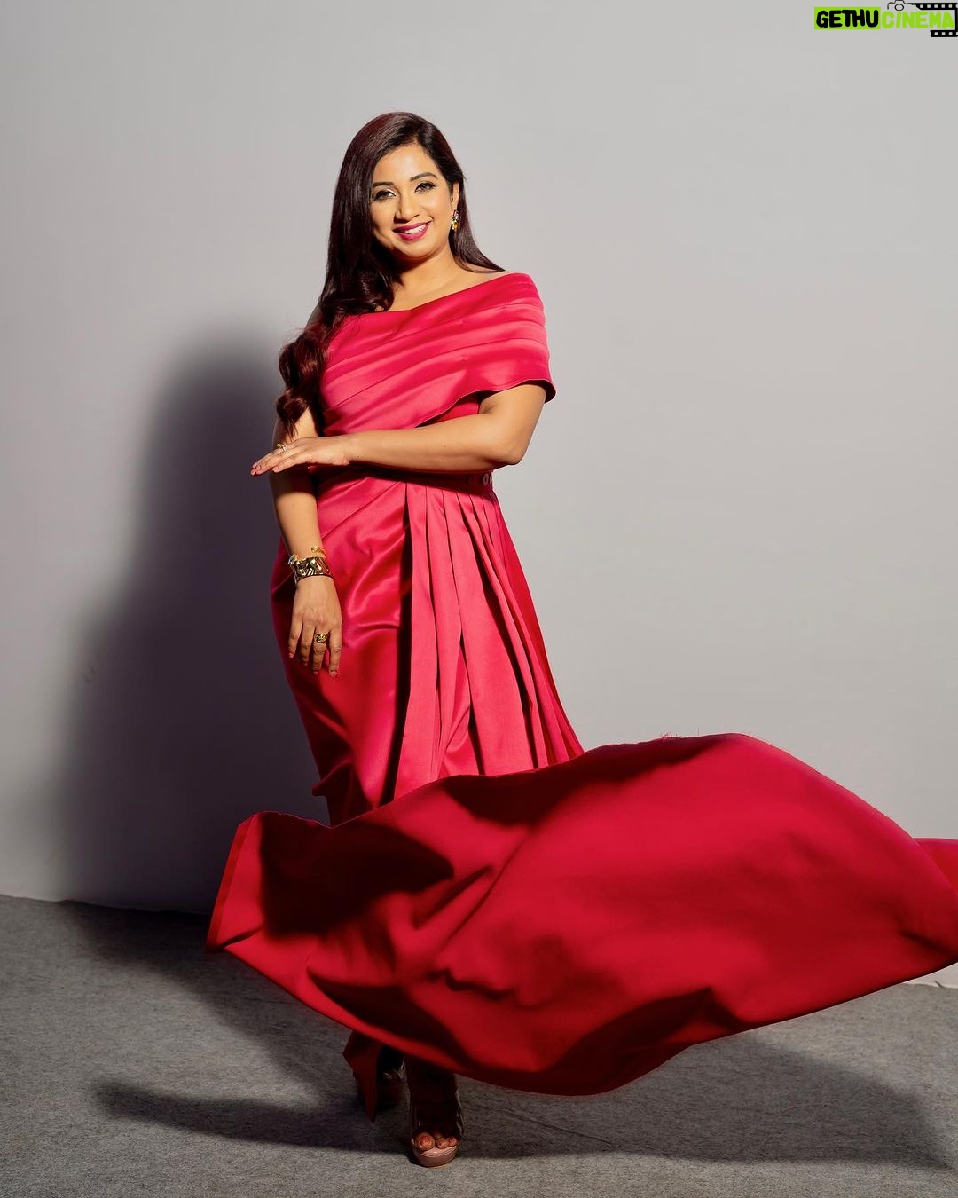 Shreya Ghoshal Instagram - Magenta colour! Just looking like a wow? 🩷 Outfit: @tarabhuyancouture Earring & ring: @azotiique Handcuff & ring: @bloome.in Stylist: @stylebysaachivj Team: @sanzimehta777 @styledbynikinagda Photographer: @anujjoshiproductions