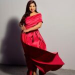 Shreya Ghoshal Instagram - Magenta colour! Just looking like a wow? 🩷 Outfit: @tarabhuyancouture Earring & ring: @azotiique Handcuff & ring: @bloome.in Stylist: @stylebysaachivj Team: @sanzimehta777 @styledbynikinagda Photographer: @anujjoshiproductions