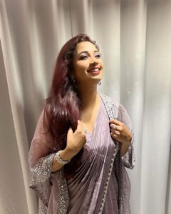 Shreya Ghoshal Instagram - Hello 👋🏼 Outfit: @samyakkclothing Jewellery: @mozaati Stylist: @stylebysaachivj Team: @sanzimehta777 @styledbynikinagda
