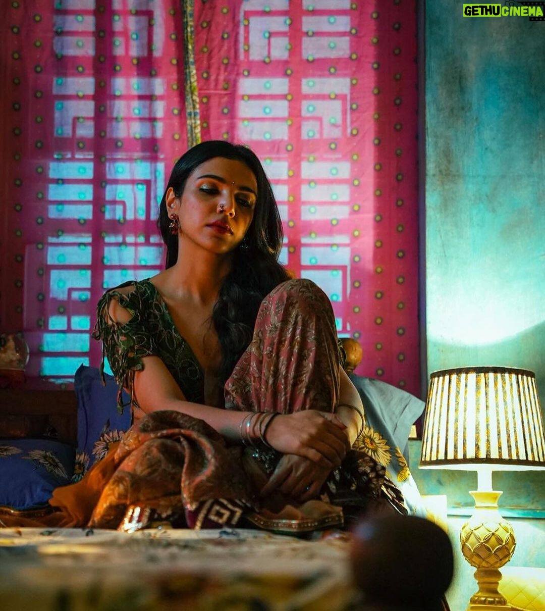 Shriya Pilgaonkar Instagram - Madhu won for Taaza Khabar 🌹 Thank you @theitaofficial awards 2023 started with the release of Taaza Khabar and we’re so grateful for all the love that has come our way for the show . 🥂We also won Best series last night ! Group hug and congratulations to the team @bbkvproductions @bhuvan.bam22 @rohitonweb @himank.gaur @arvin.bhandari @disneyplushotstar @abbasdalal @hussain.dalal you’ll wrote Madhu with such dignity , spunk and honesty. To my lovely team who created the look ⭐️@makeupandhairbyshruti @darshana.mule @shivangiishrivastav Thank you team. Group hug🤗@moderatenormal @maratheradhika @poonamdaman