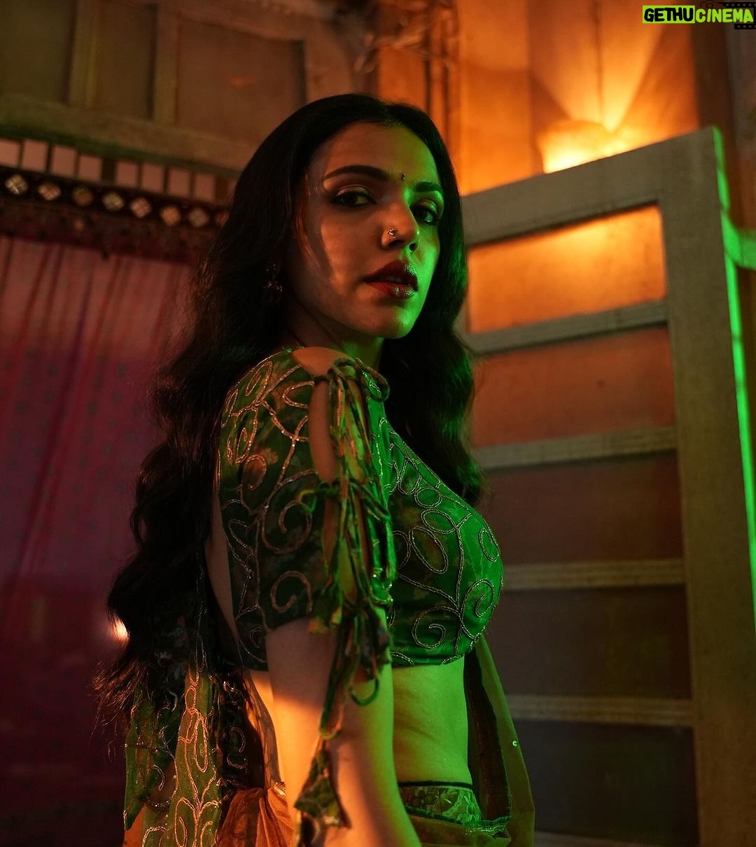 Shriya Pilgaonkar Instagram - Madhu won for Taaza Khabar 🌹 Thank you @theitaofficial awards 2023 started with the release of Taaza Khabar and we’re so grateful for all the love that has come our way for the show . 🥂We also won Best series last night ! Group hug and congratulations to the team @bbkvproductions @bhuvan.bam22 @rohitonweb @himank.gaur @arvin.bhandari @disneyplushotstar @abbasdalal @hussain.dalal you’ll wrote Madhu with such dignity , spunk and honesty. To my lovely team who created the look ⭐️@makeupandhairbyshruti @darshana.mule @shivangiishrivastav Thank you team. Group hug🤗@moderatenormal @maratheradhika @poonamdaman