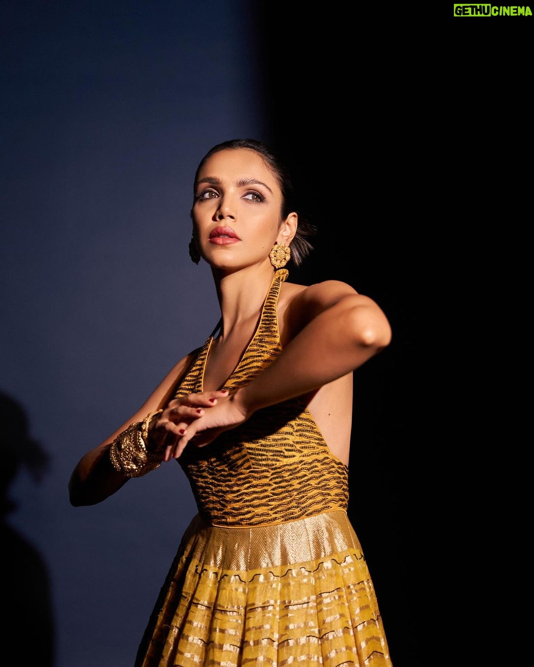 Shriya Pilgaonkar Instagram - π
This stunning dress is from the @shantibanaras new collection that Champions Tiger Conservation Efforts In India Shot by @dieppj Stylist @bombaebyaisha Makeup @makeupbysimransadarangi Hairstylist @misheetasanghvi Outfit @shantibenaras @elevatepromotions Jewellery @amrapalijewels #ShantiBenaras #Indian #stylediaries