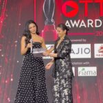 Shriya Pilgaonkar Instagram - About last night 🥂 @filmfare #FilmfareOTTAwards2023 🖤❤️So happy to see these deserving , incredible performers & storytellers shine and win .Big love @rajshri_deshpande @amrutasubhash @tillotamashome @konkona @vasanbala @sanyamalhotra_ @karishmaktanna @rahulchittella @bajpayee.manoj & many more ! Also @mrfilmistaani & @kubbrasait living for this host Jodi on stage Team🌹 Shot by @palashsverma @stillstudios Styled by @bombaebyaisha Outfit @sameermadan_official Jewellery @goldenwindow @ascend.rohank Heels @londonrag Makeup artist @makeupbyravi09079 Hairstylist @darshanamule #filmfarenomination #classic #stylefile #ootn #shriyapilgaonkar #Blackdress #Pearls #filmfareottawards2023