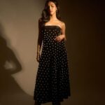 Shriya Pilgaonkar Instagram - Keeping it classic tonight for @filmfare OTT AWARDS 2023 ✨🥂 🥂 Shot by @palashsverma @stillstudios Styled by @bombaebyaisha Outfit @sameermadan_official Jewellery @goldenwindow @ascend.rohank Heels @londonrag Makeup artist Ravi Jadhav Hairstylist @darshanamule #filmfarenomination #classic #stylefile #ootn #shriyapilgaonkar #Blackdress #Pearls #filmfareottawards2023