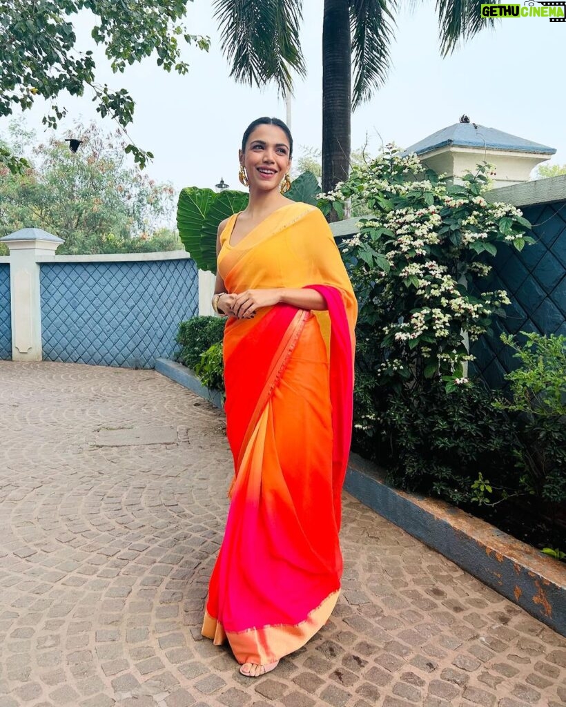 Shriya Pilgaonkar Instagram - I call this the sunrise-sunset saree 🍊 🍋 Day 2 Promotions #DryDay @primevideoin streams 22nd December Halla macha Diya ❤️‍🔥Thank you for the love ! College festivals make me so nostalgic . Had a wonderful day chatting and dancing with the students ! 🥂 📹@ikshitpatel Hair @darshana.mule Makeup - yours truly Styled by @supriyapilgaonkar Earrings and rings @misho_designs #Promotions #DryDayonPrime #Ootd #Saree