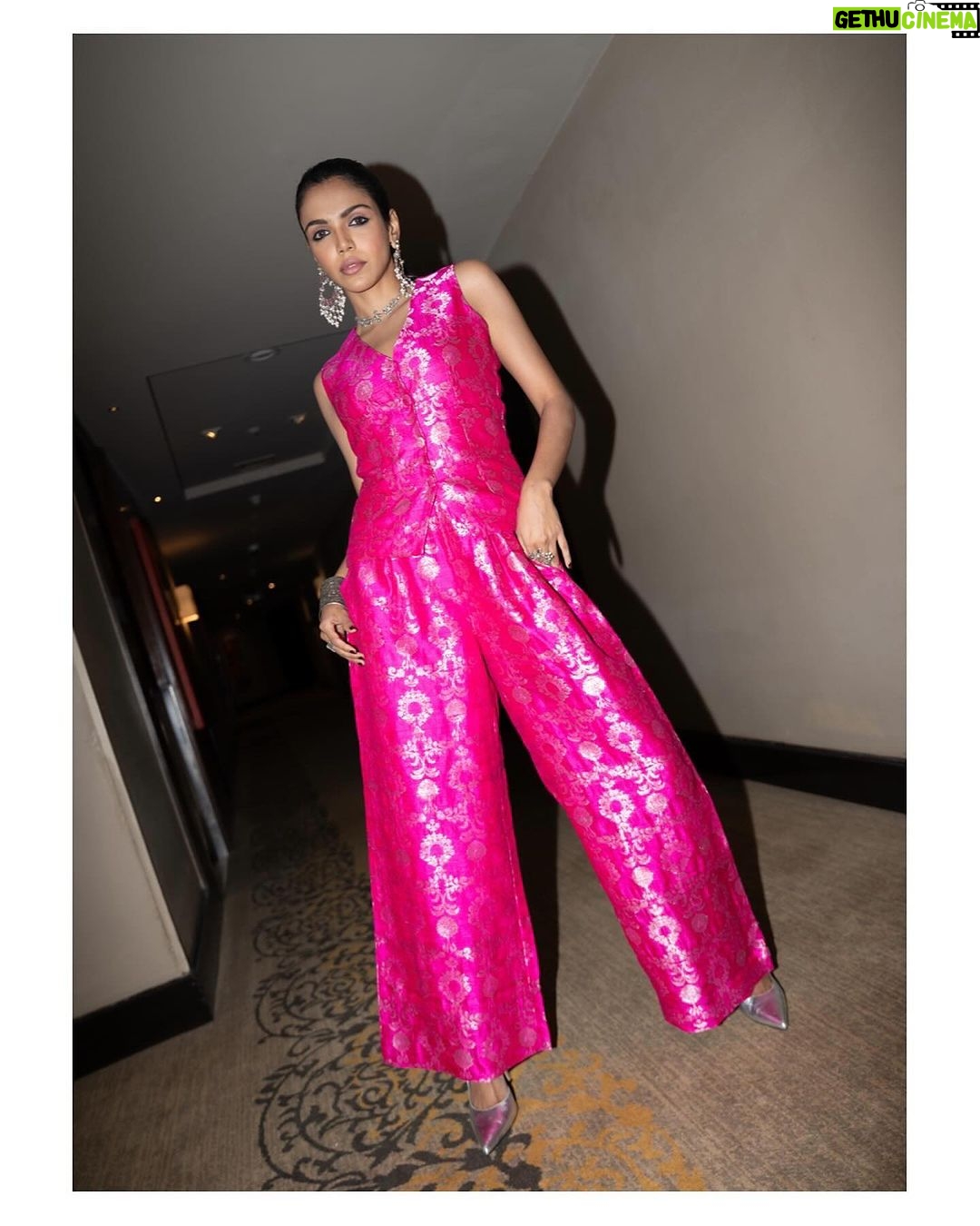 Shriya Pilgaonkar Instagram - 👑🩷 Promotions Day 1 #DryDay @primevideoin Stylist @shreejarajgopal Images by @picture_tailor Makeup @makeupandhairbyshruti Hair @darshana.mule Style team @dhwanii.jain Outfit @sobariko Earrings @tribebyamrapali Necklace & Rings @shayagrams Handcuff @rubans.in @oakpinionpr #Filmpromotions #DryDayonPrime #DryDay #ootd #HotPink #RaniPink #Stylefile