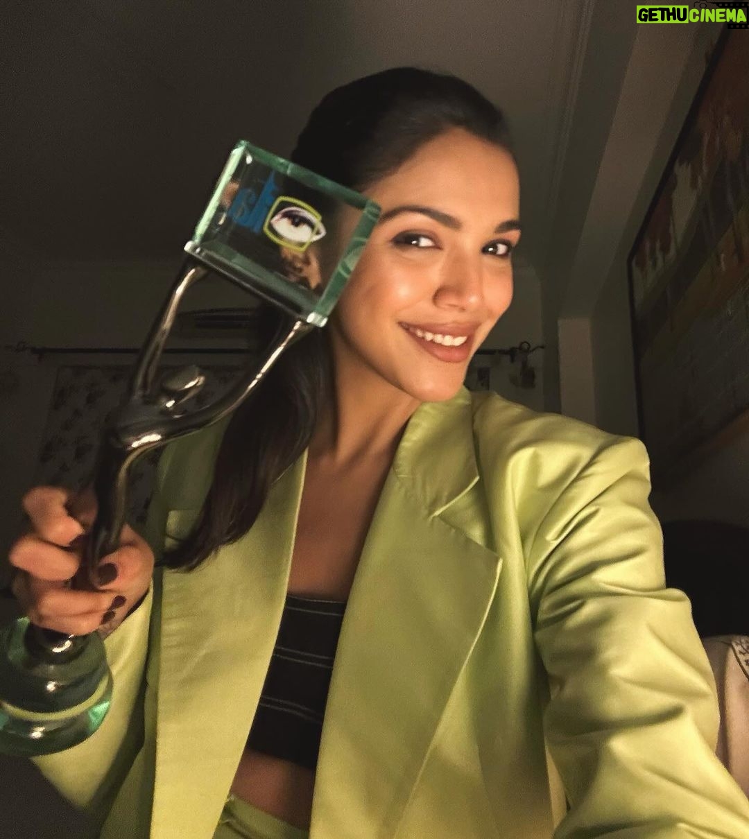 Shriya Pilgaonkar Instagram - Madhu won for Taaza Khabar 🌹 Thank you @theitaofficial awards 2023 started with the release of Taaza Khabar and we’re so grateful for all the love that has come our way for the show . 🥂We also won Best series last night ! Group hug and congratulations to the team @bbkvproductions @bhuvan.bam22 @rohitonweb @himank.gaur @arvin.bhandari @disneyplushotstar @abbasdalal @hussain.dalal you’ll wrote Madhu with such dignity , spunk and honesty. To my lovely team who created the look ⭐️@makeupandhairbyshruti @darshana.mule @shivangiishrivastav Thank you team. Group hug🤗@moderatenormal @maratheradhika @poonamdaman
