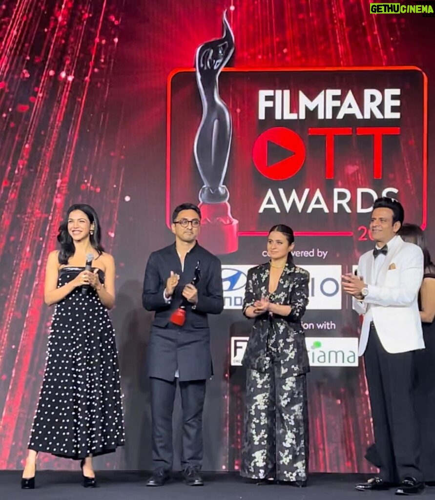 Shriya Pilgaonkar Instagram - About last night 🥂 @filmfare #FilmfareOTTAwards2023 🖤❤️So happy to see these deserving , incredible performers & storytellers shine and win .Big love @rajshri_deshpande @amrutasubhash @tillotamashome @konkona @vasanbala @sanyamalhotra_ @karishmaktanna @rahulchittella @bajpayee.manoj & many more ! Also @mrfilmistaani & @kubbrasait living for this host Jodi on stage Team🌹 Shot by @palashsverma @stillstudios Styled by @bombaebyaisha Outfit @sameermadan_official Jewellery @goldenwindow @ascend.rohank Heels @londonrag Makeup artist @makeupbyravi09079 Hairstylist @darshanamule #filmfarenomination #classic #stylefile #ootn #shriyapilgaonkar #Blackdress #Pearls #filmfareottawards2023