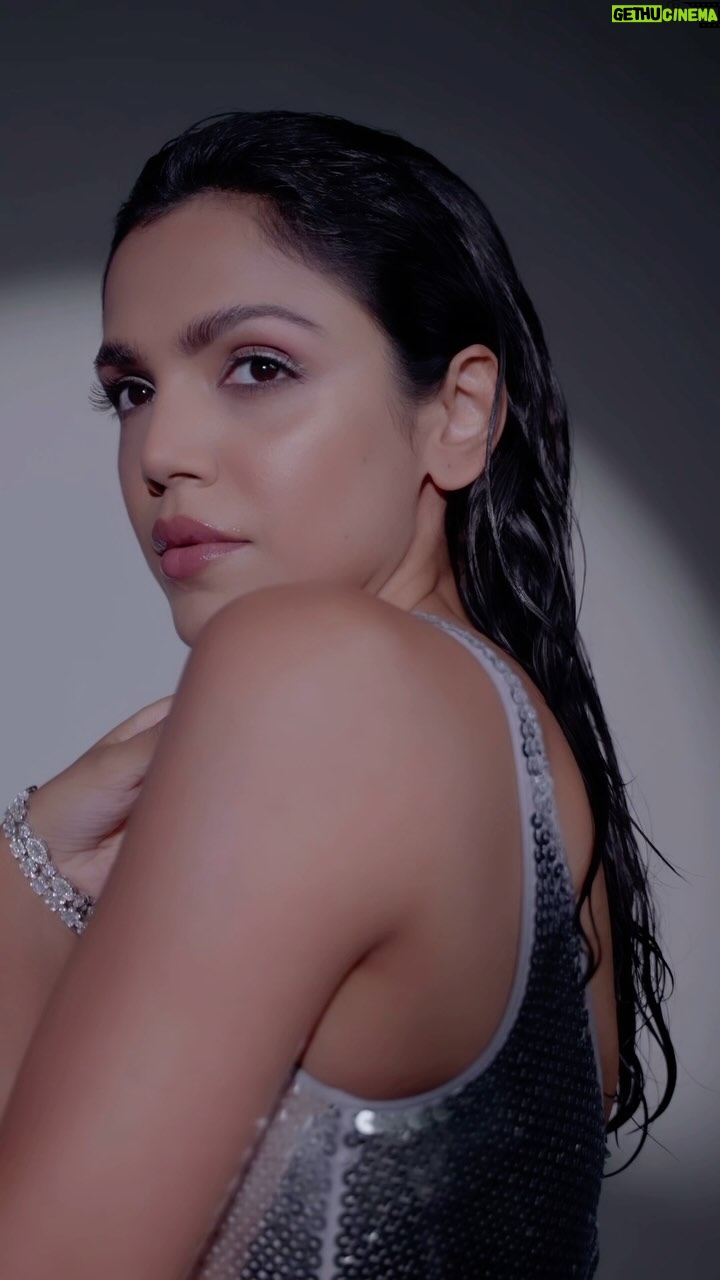Shriya Pilgaonkar Instagram - 🪩 Shot by @dieppj Stylist @bombaebyaisha Mua @makeupbysimransadarangani Hair @misheetasanghvi Wearing @hm x @rabanne Jewels @amrapalijewels #rabanneHM #hmindia #HmXRabanne #Silver #Disco #ShriyaPilgaonkar #ootn #Stylefile