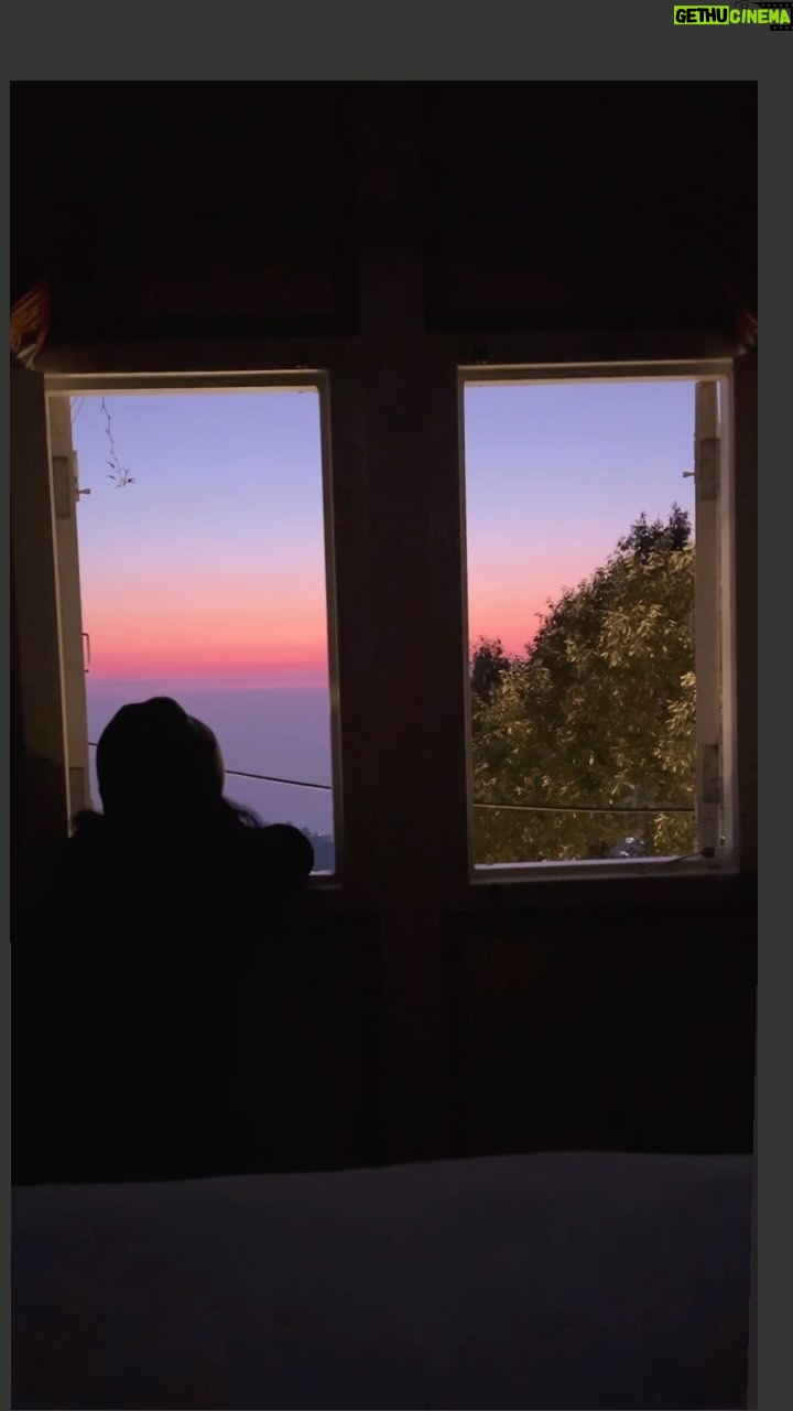 Shriya Pilgaonkar Instagram - The deepest breath I took all year. Spent the evening just staring at this display of art. I hear my thoughts the loudest when I’m in the mountains & there’s nowhere I’d rather be this time of the year ⛰️ #Sunset #Winterline #Landour #Firstlove