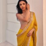 Shriya Pilgaonkar Instagram - Film premier night 💫🥂 Images by @visualaffairs_va Styled by @shreejarajgopal Mua @makeupandhairbyshruti Hair @darshana.mule • Saree @dhruvipanchallabel Earrings @razwada.jewels Ring @studiogulabiindia