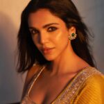 Shriya Pilgaonkar Instagram - Film premier night 💫🥂 Images by @visualaffairs_va Styled by @shreejarajgopal Mua @makeupandhairbyshruti Hair @darshana.mule • Saree @dhruvipanchallabel Earrings @razwada.jewels Ring @studiogulabiindia