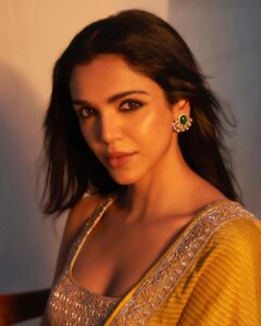 Shriya Pilgaonkar Instagram - Film premier night 💫🥂 Images by @visualaffairs_va Styled by @shreejarajgopal Mua @makeupandhairbyshruti Hair @darshana.mule • Saree @dhruvipanchallabel Earrings @razwada.jewels Ring @studiogulabiindia