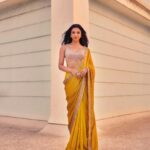 Shriya Pilgaonkar Instagram - Film premier night 💫🥂 Images by @visualaffairs_va Styled by @shreejarajgopal Mua @makeupandhairbyshruti Hair @darshana.mule • Saree @dhruvipanchallabel Earrings @razwada.jewels Ring @studiogulabiindia