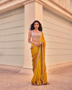 Shriya Pilgaonkar Instagram - Film premier night 💫🥂 Images by @visualaffairs_va Styled by @shreejarajgopal Mua @makeupandhairbyshruti Hair @darshana.mule • Saree @dhruvipanchallabel Earrings @razwada.jewels Ring @studiogulabiindia
