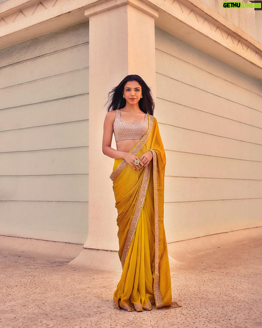 Shriya Pilgaonkar Instagram - Film premier night 💫🥂 Images by @visualaffairs_va Styled by @shreejarajgopal Mua @makeupandhairbyshruti Hair @darshana.mule • Saree @dhruvipanchallabel Earrings @razwada.jewels Ring @studiogulabiindia