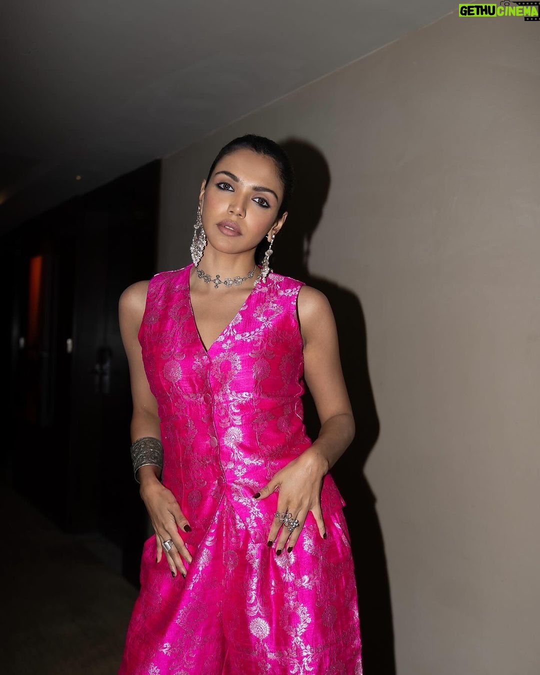 Shriya Pilgaonkar Instagram - 👑🩷 Promotions Day 1 #DryDay @primevideoin Stylist @shreejarajgopal Images by @picture_tailor Makeup @makeupandhairbyshruti Hair @darshana.mule Style team @dhwanii.jain Outfit @sobariko Earrings @tribebyamrapali Necklace & Rings @shayagrams Handcuff @rubans.in @oakpinionpr #Filmpromotions #DryDayonPrime #DryDay #ootd #HotPink #RaniPink #Stylefile