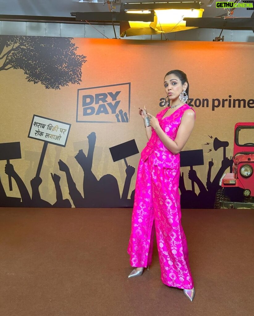 Shriya Pilgaonkar Instagram - 👑🩷 Promotions Day 1 #DryDay @primevideoin Stylist @shreejarajgopal Images by @picture_tailor Makeup @makeupandhairbyshruti Hair @darshana.mule Style team @dhwanii.jain Outfit @sobariko Earrings @tribebyamrapali Necklace & Rings @shayagrams Handcuff @rubans.in @oakpinionpr #Filmpromotions #DryDayonPrime #DryDay #ootd #HotPink #RaniPink #Stylefile