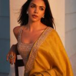 Shriya Pilgaonkar Instagram - Film premier night 💫🥂 Images by @visualaffairs_va Styled by @shreejarajgopal Mua @makeupandhairbyshruti Hair @darshana.mule • Saree @dhruvipanchallabel Earrings @razwada.jewels Ring @studiogulabiindia