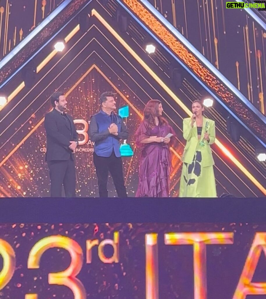 Shriya Pilgaonkar Instagram - Madhu won for Taaza Khabar 🌹 Thank you @theitaofficial awards 2023 started with the release of Taaza Khabar and we’re so grateful for all the love that has come our way for the show . 🥂We also won Best series last night ! Group hug and congratulations to the team @bbkvproductions @bhuvan.bam22 @rohitonweb @himank.gaur @arvin.bhandari @disneyplushotstar @abbasdalal @hussain.dalal you’ll wrote Madhu with such dignity , spunk and honesty. To my lovely team who created the look ⭐️@makeupandhairbyshruti @darshana.mule @shivangiishrivastav Thank you team. Group hug🤗@moderatenormal @maratheradhika @poonamdaman